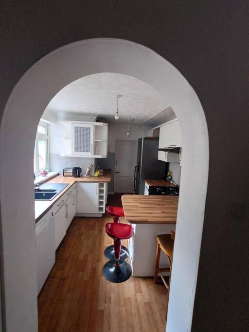 Edwardian 4 Bedrooms With 4 Bathrooms Townhouse, Next To Underground, Accommodates 10 People Londra Exterior foto